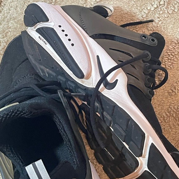 Nike Black and Gray Athletic Shoes - Picture 3 of 6